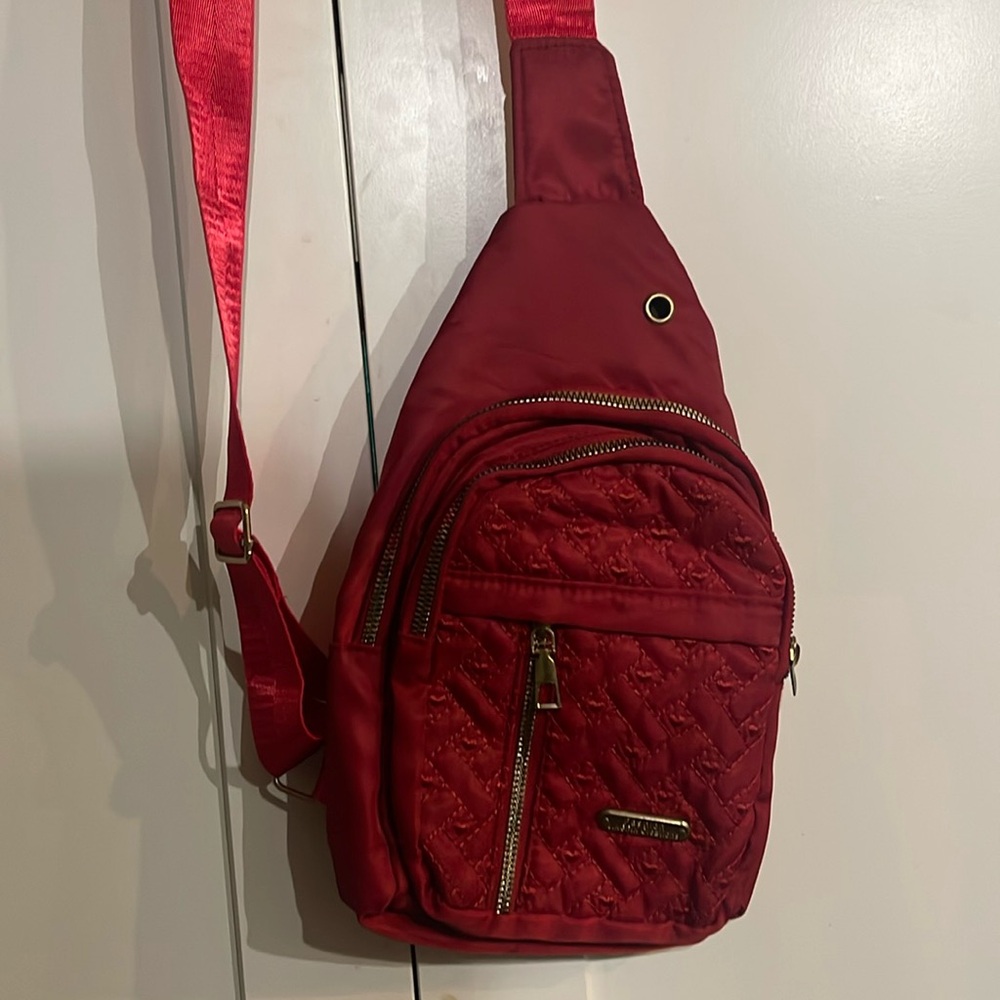 Red crossbody bag with lots of pockets and stylish quilted ♥️ pattern